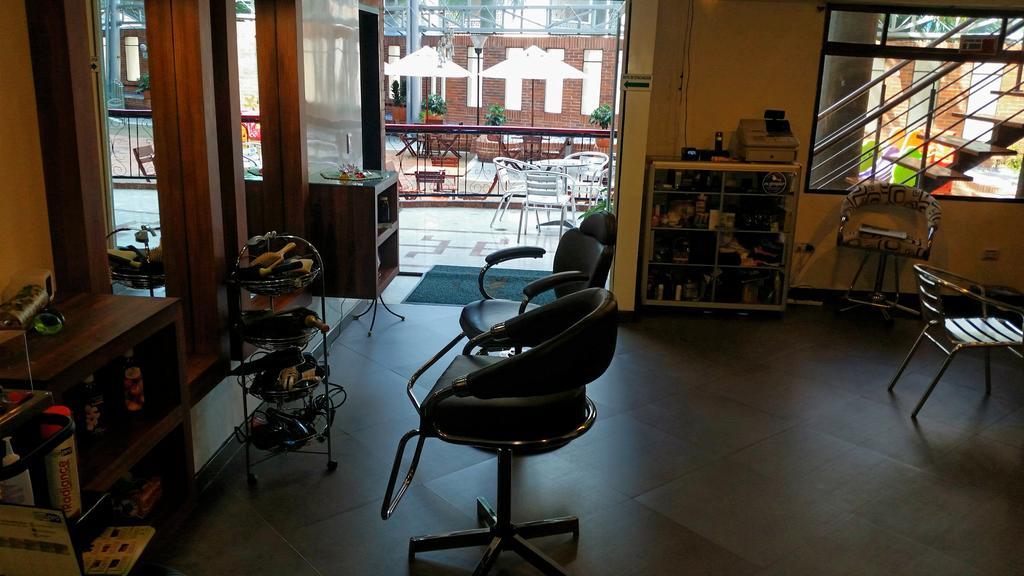 Casa Morales Hotel Internacional Y Centro De Convenciones Ibagué Dış mekan fotoğraf A salon chair