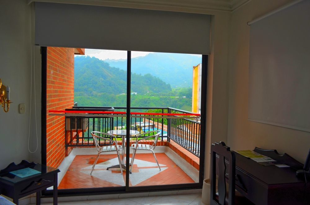 Casa Morales Hotel Internacional Y Centro De Convenciones Ibagué Dış mekan fotoğraf A view of the mountains from a hotel in Baños