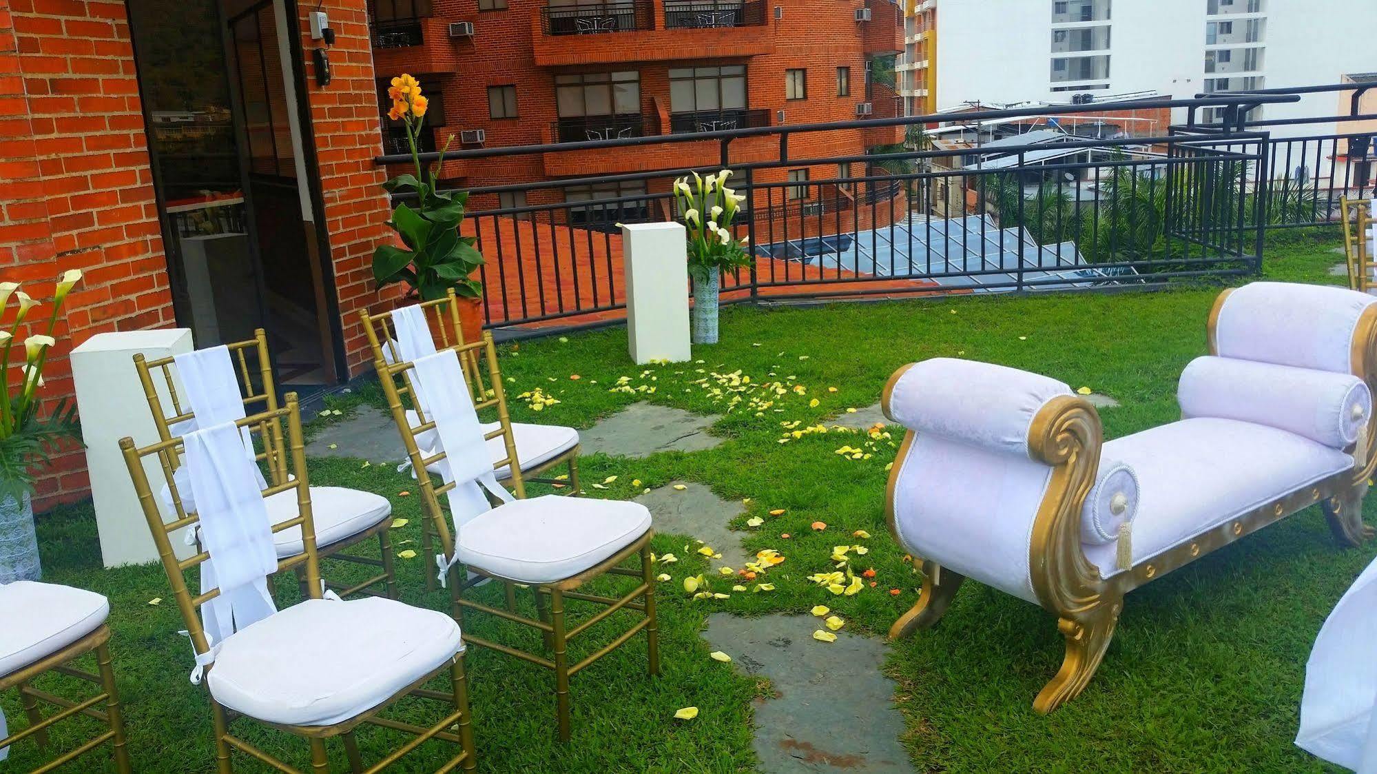 Casa Morales Hotel Internacional Y Centro De Convenciones Ibagué Dış mekan fotoğraf A wedding ceremony at the rooftop of the hotel